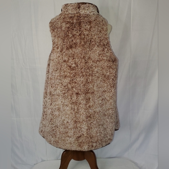 𝅺davi & Dani sherpa Fuzzy super soft Vest with Faux Leather Trim size Medium - Picture 7 of 10